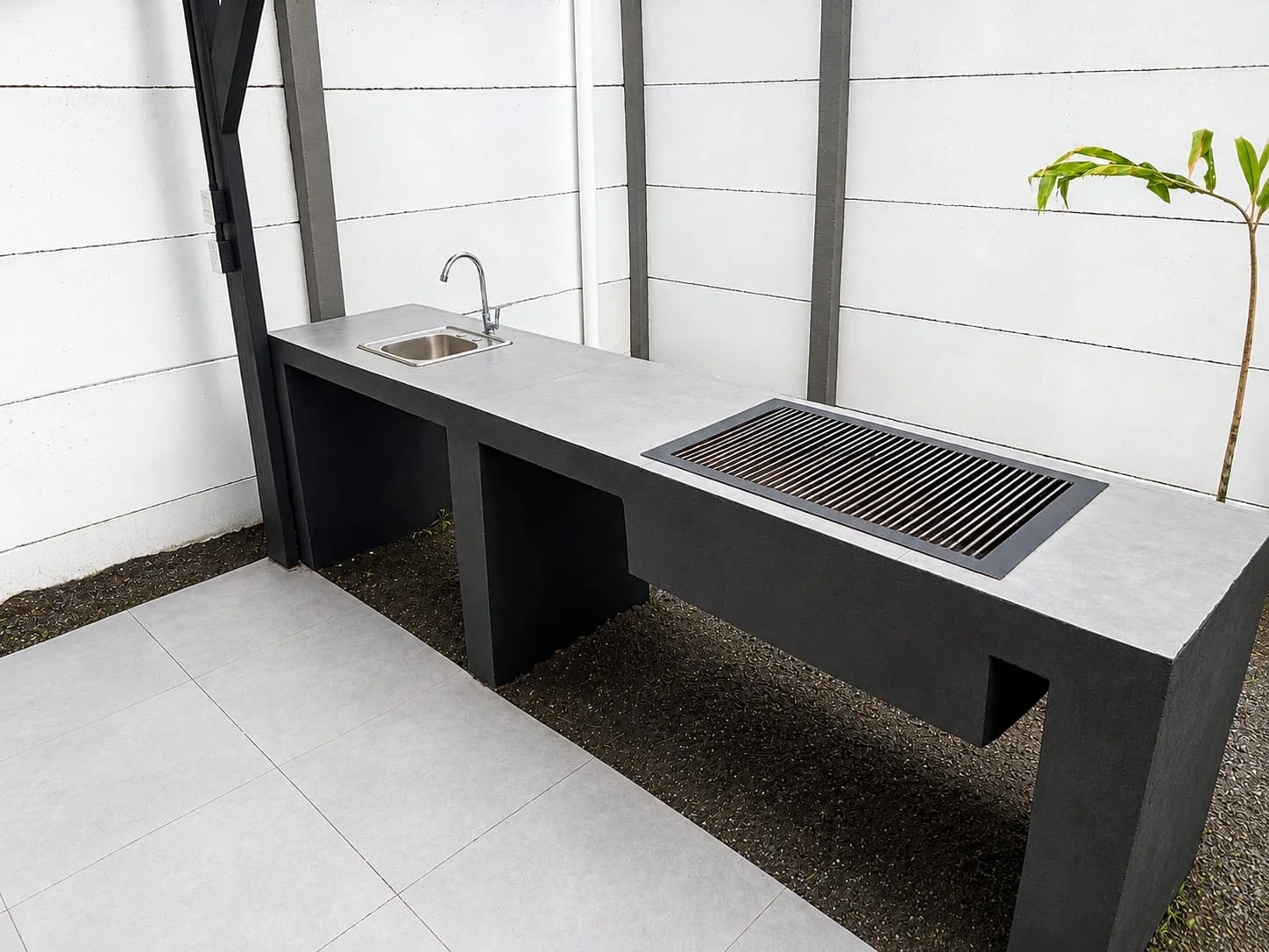 Outdoor barbecue and sink at Villa Isora